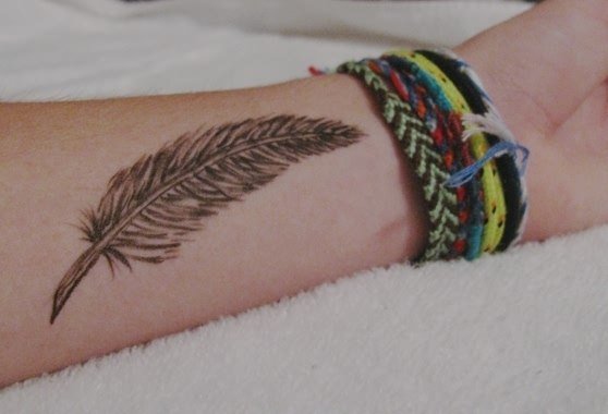Тату хной на запястье перо
