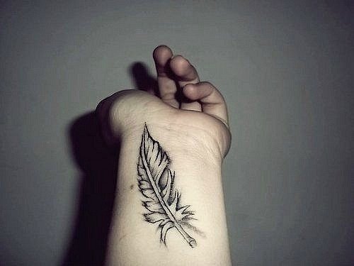 Тату перо на кисти