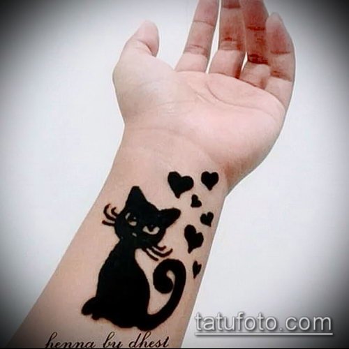 Кошка хной на руке