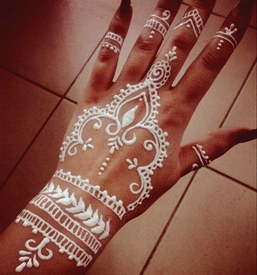 Нежные рисунки хной на руке