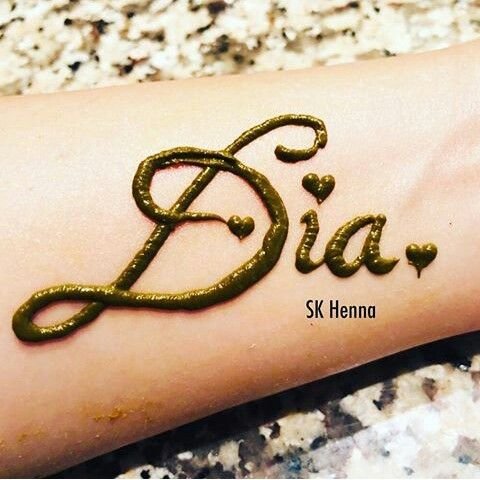 Мехенди имя на руке