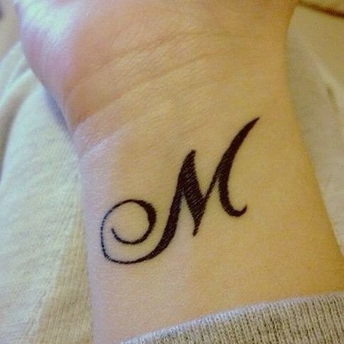 Татуировки для девушек буква м