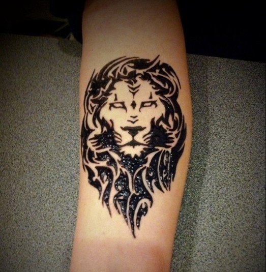 Мехенди на руке Лев