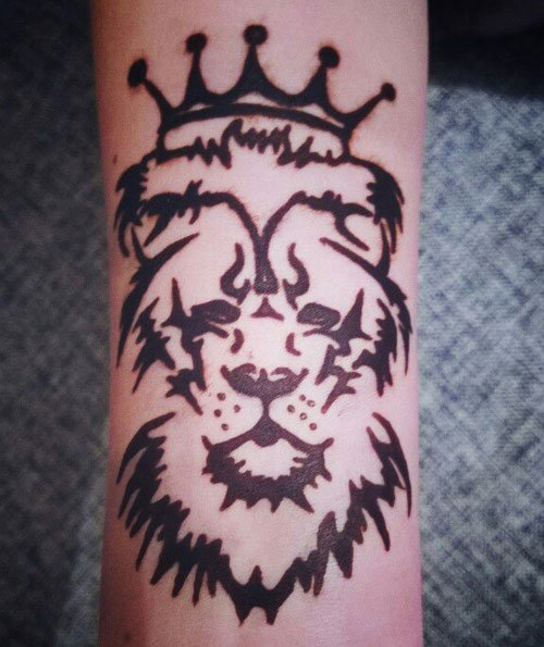 Мехенди на руке Лев