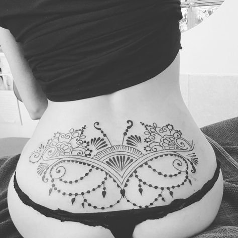 Мехенди на пояснице женские