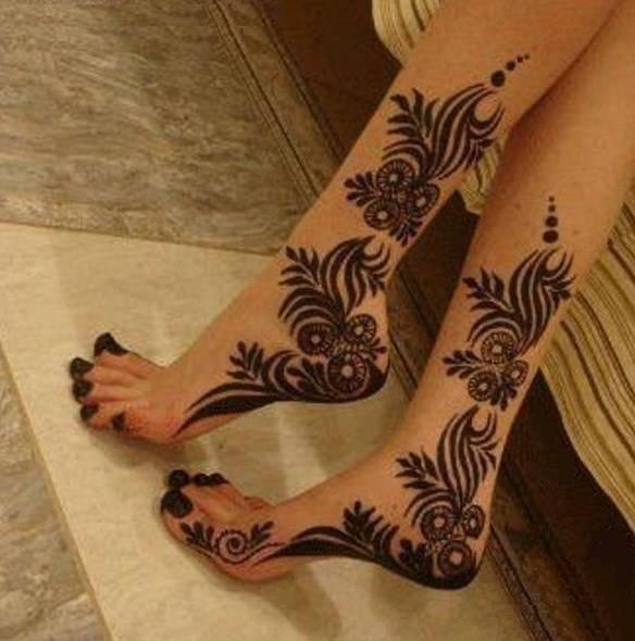 Тату хной на ноге удлиненные