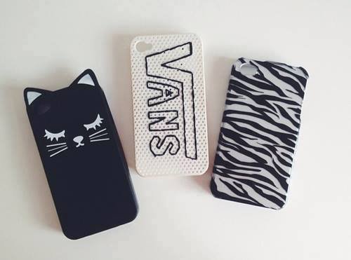 Разрисовать чехол черным маркером