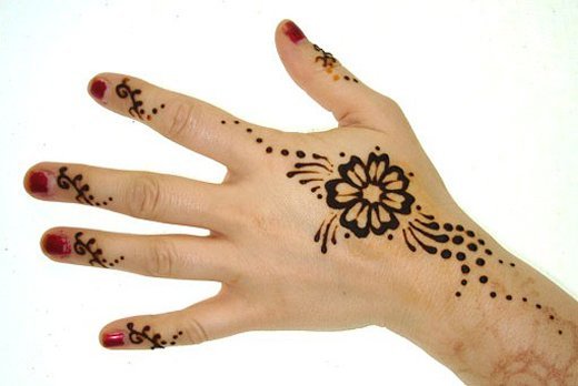 Рисунки с хной на руке на одном пальце (47 фото)