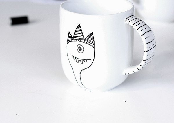 Разрисовать кружку маркером