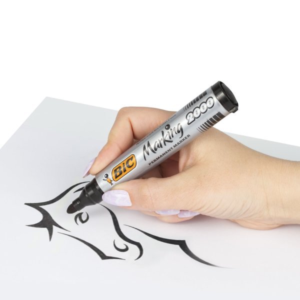 Расписанная футболка маркером