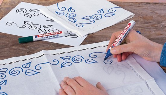 Разрисованная футболка маркером