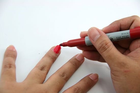 Ногти накрашенные фломастером