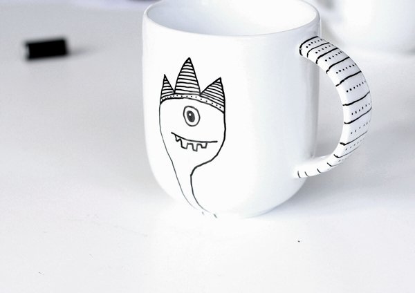 Разрисовать кружку маркером