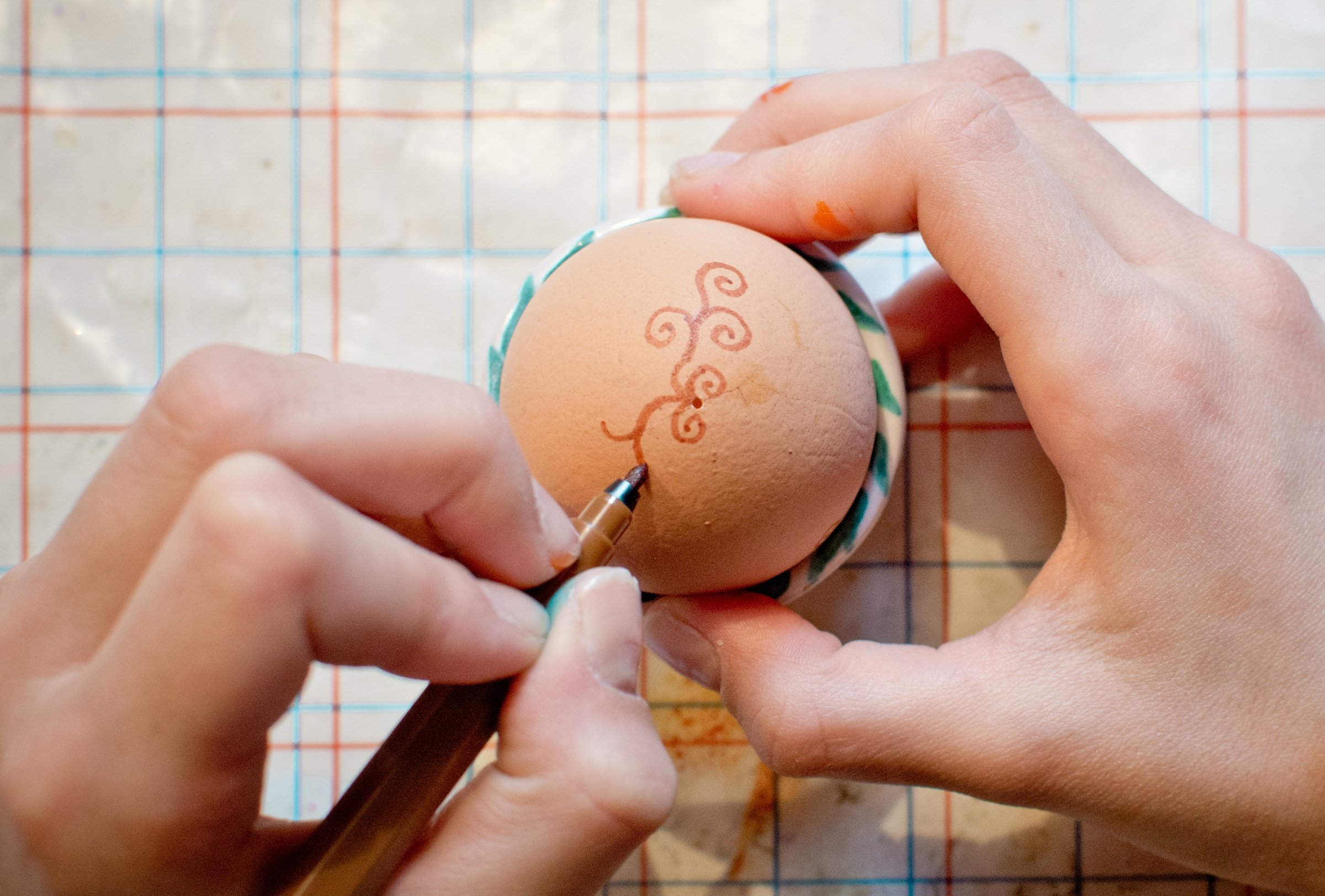 Яйца маркером. Яйца на Пасху маркерами. Красить яйца фломастерами. Крашеные яйца рисунок. Яйцо рисунок.