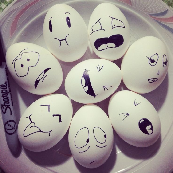 Яйца маркером. Мордочки на яйцах. Мордочки на пасхальных яйцах. Весёлые мордочки на пасхальных яицах. Смешные рожицы на пасхальных яйцах.