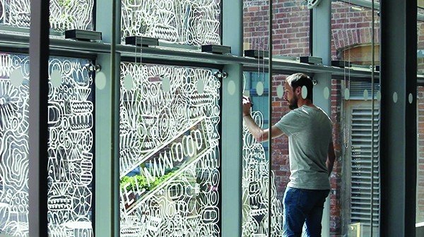 Рисунки меловым маркером на стекле