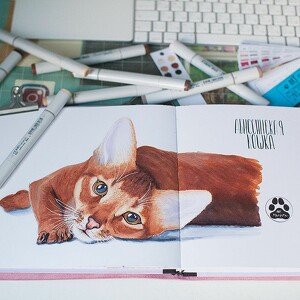 Милая кошечка маркерами для скетчинга