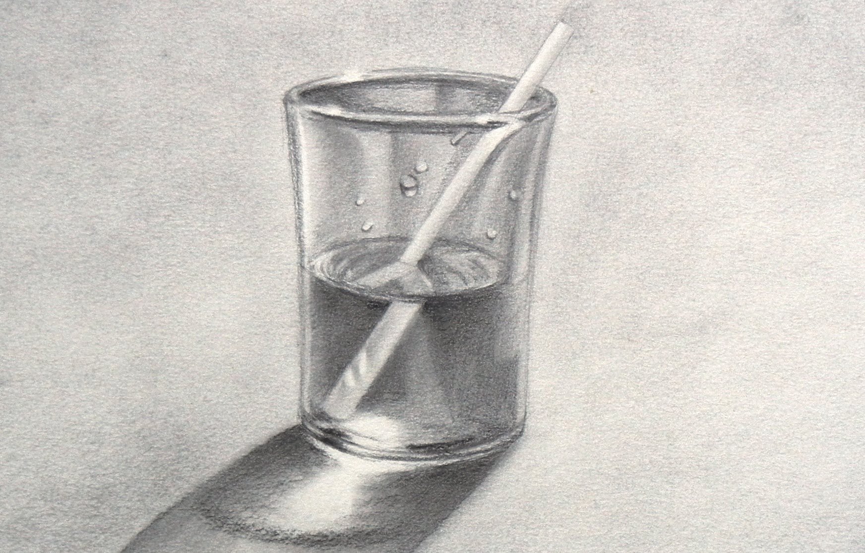 Стакан воды карандашом. Стеклянный стакан карандашом. Натюрморт со стеклом карандашом. Стеклянные предметы карандашом. Наброски карандашом предметы.