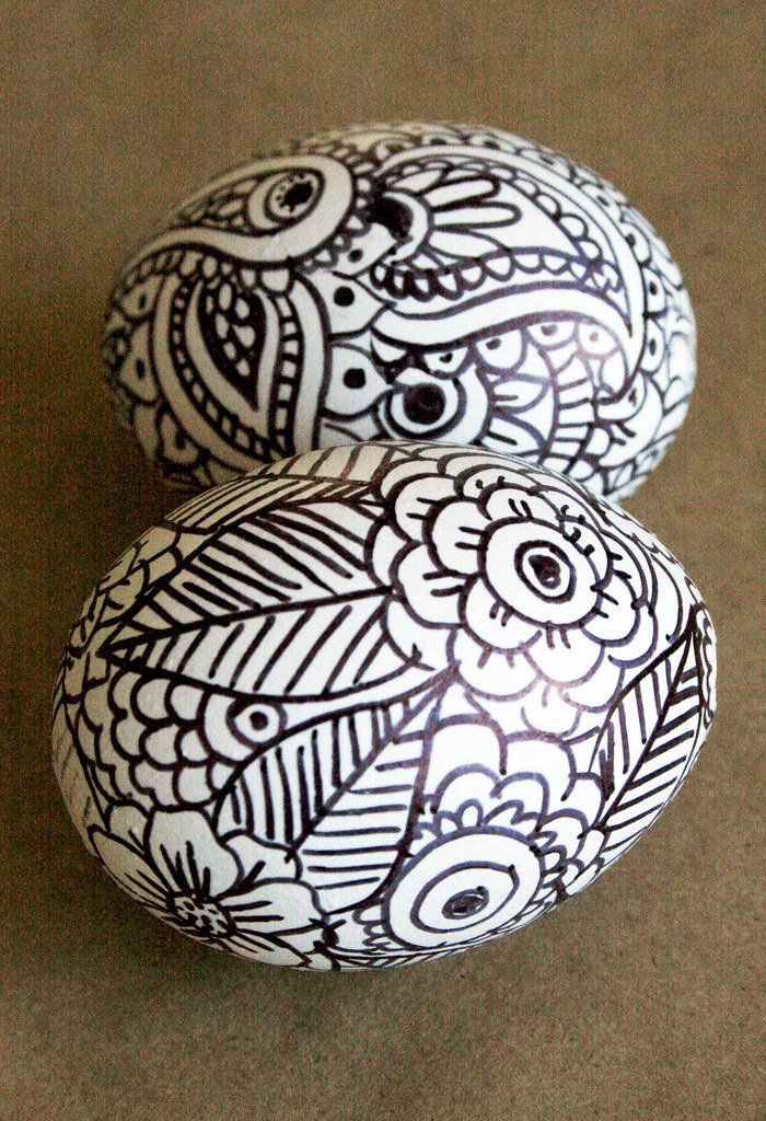 Яйца маркером. Пасхальные яйца дудлинг. Пасхальное яйцо Зентангл. Роспись пасхального яйца Зентангл. Яйца Расписанные маркером.