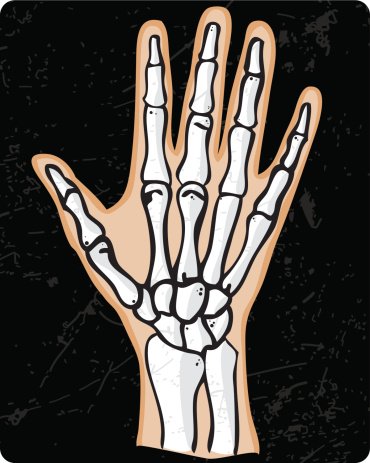 Скелет на руке черной ручкой