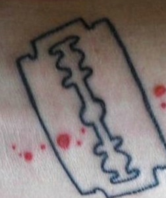 Тату красной ручкой