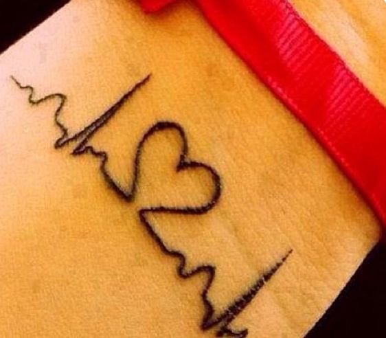 Тату хной на руке сердечко