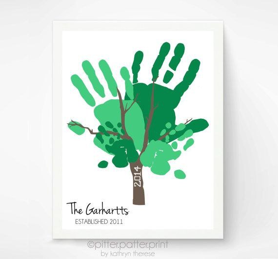 Дерево из отпечатков ладоней