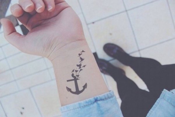 Тату молния на руке