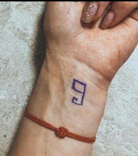 Денежная девятка на запястье