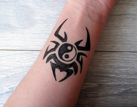 Тату ручкой на руке Инь Янь