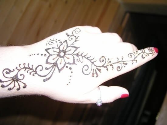 Роспись на руке ручкой
