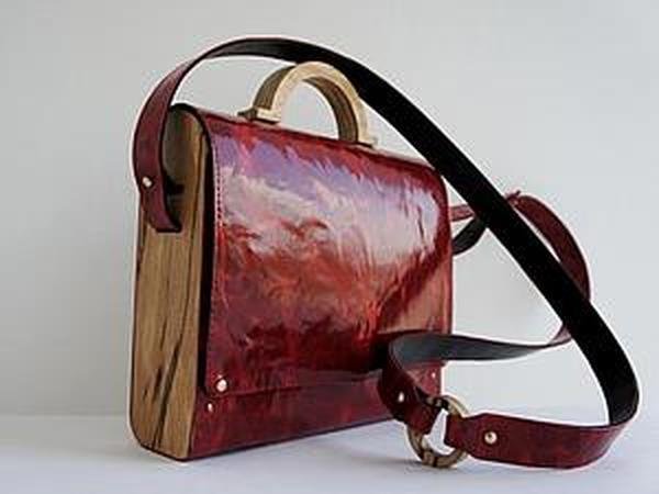 Сумка из кожи и дерева