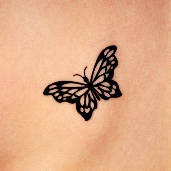 Тату бабочка легкая