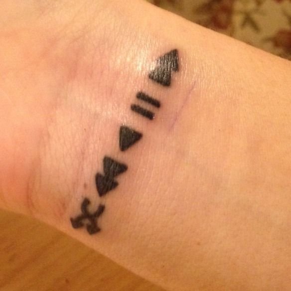 Татушки на запястье ручкой