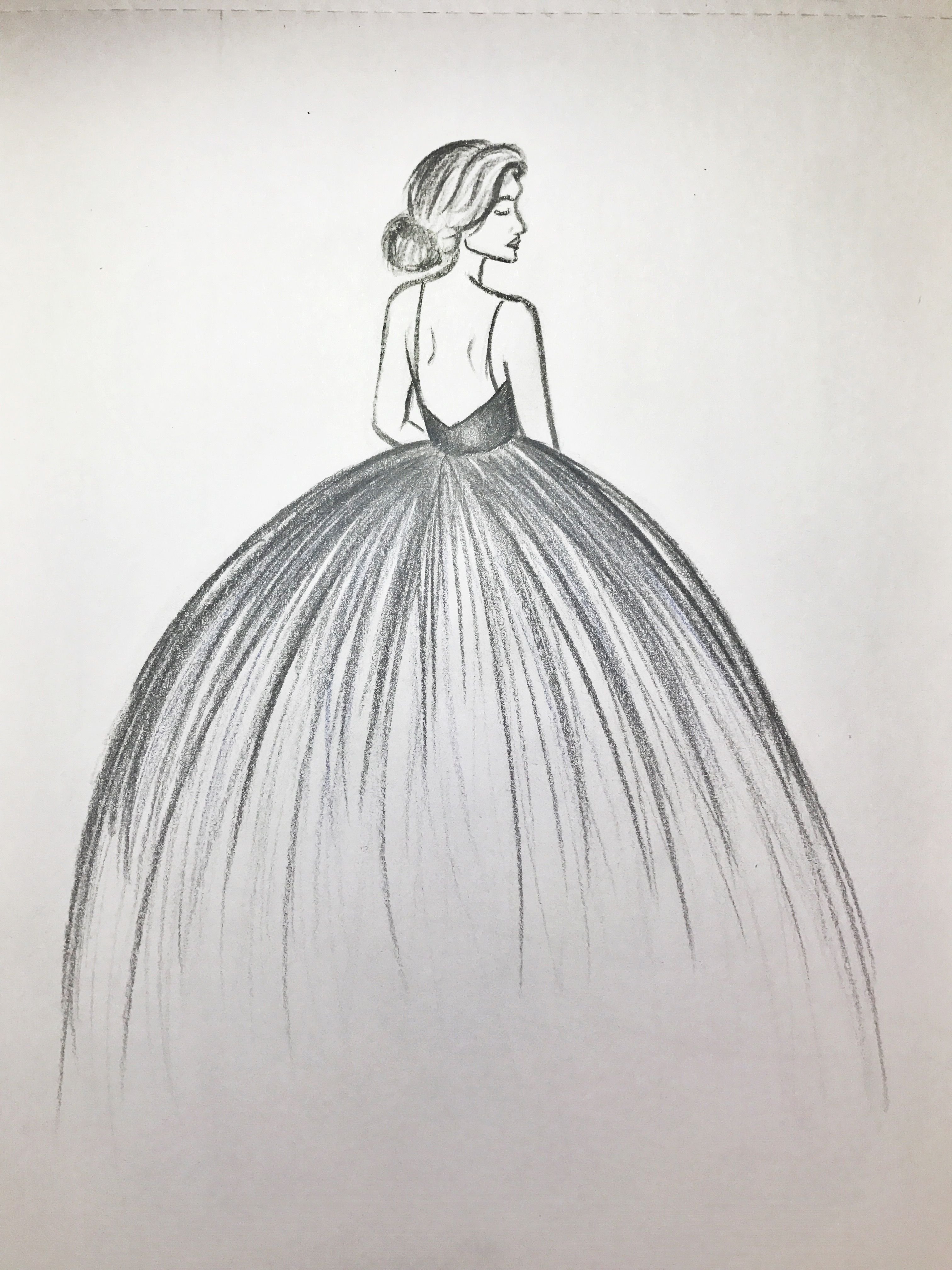 Девушка в платье карандашом