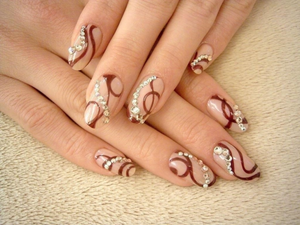 Маникюр бежевый с рисунком