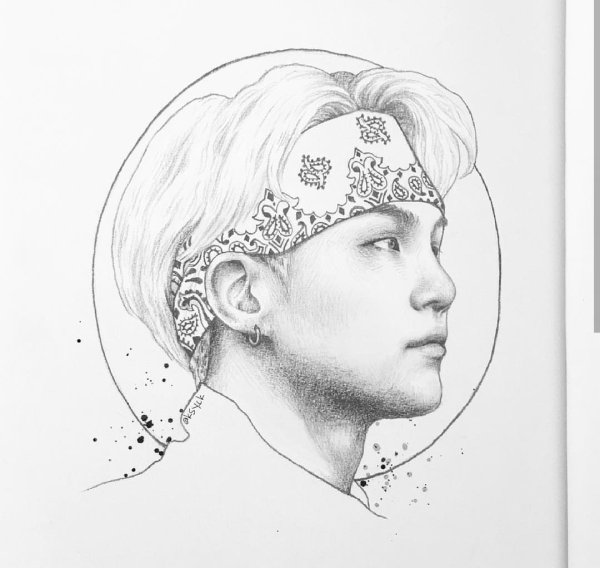 БТС Шуга карандашом