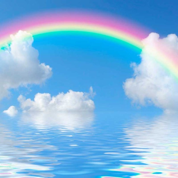 Голубое небо с радугой