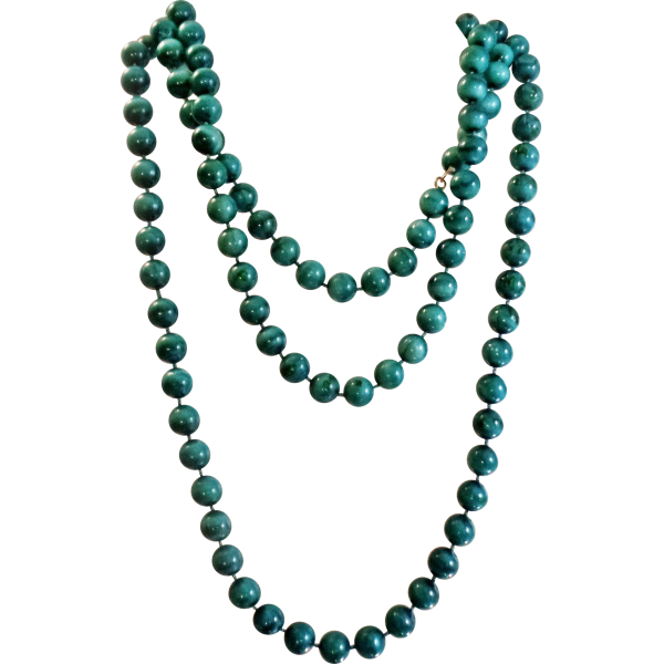 Бусы на белом фоне