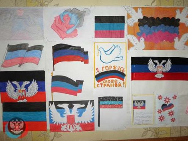 Выставка рисунков ко Дню флага