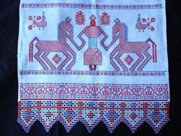 Народная вышивка на полотенце