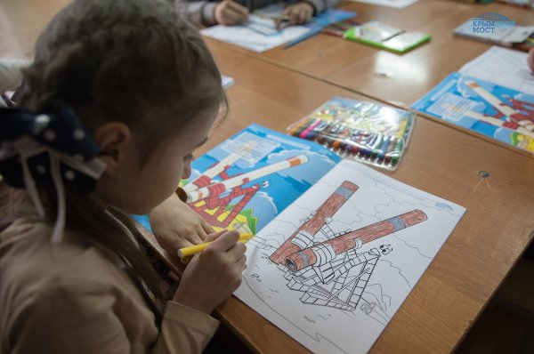 Дети раскрашивают Крым