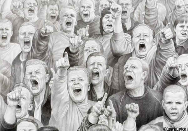 Орущая толпа людей