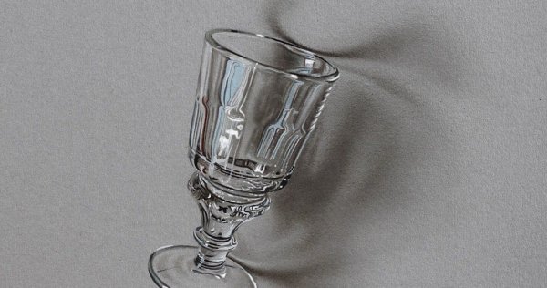 Стеклянный стакан карандашом