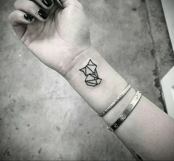 Маленькая тату на руке