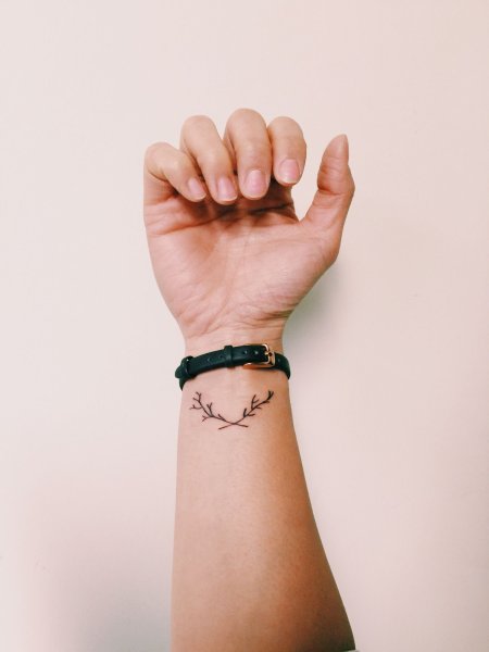 Тату на запястье для девушек