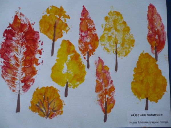 Осенний лес отпечатками листьев