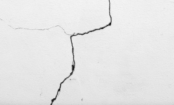 Трещина в стене без фона