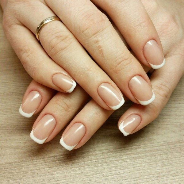 Классический французский маникюр