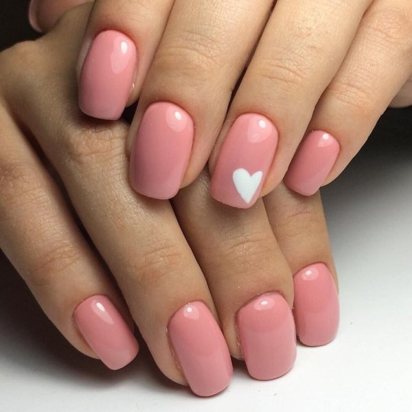 Розовый маникюр